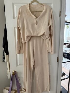 Cozy Women's Two-Piece Loungewear Set in Pale Beige